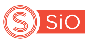 Studentsamskipnaden SiOs logo: En grafikk som viser en "S" på venstre side. Teksten "SiO" på rødoransj bakgrunn på høyre side.