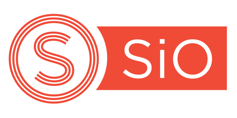 Studentsamskipnaden SiOs logo: En grafikk som viser en "S" på venstre side. Teksten "SiO" på rødoransj bakgrunn på høyre side.