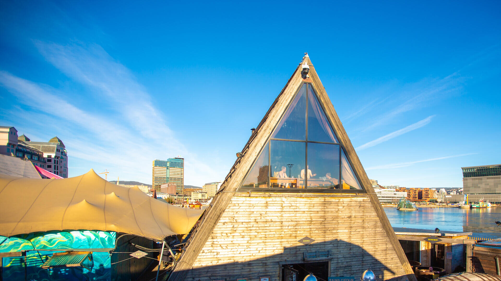 Bilde av en fasade på SALT. Trekantformet yttervegg og Oslofjorden og Munchmuseet i bakgrunnen.