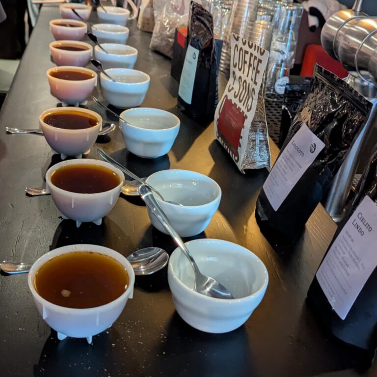 viser kaffekopper på rad og rekke.