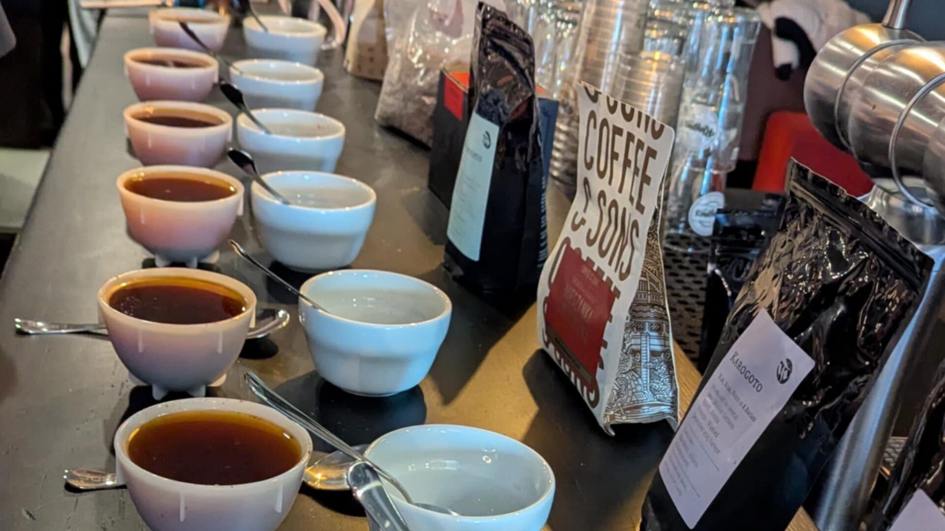 viser kaffekopper på rad og rekke.