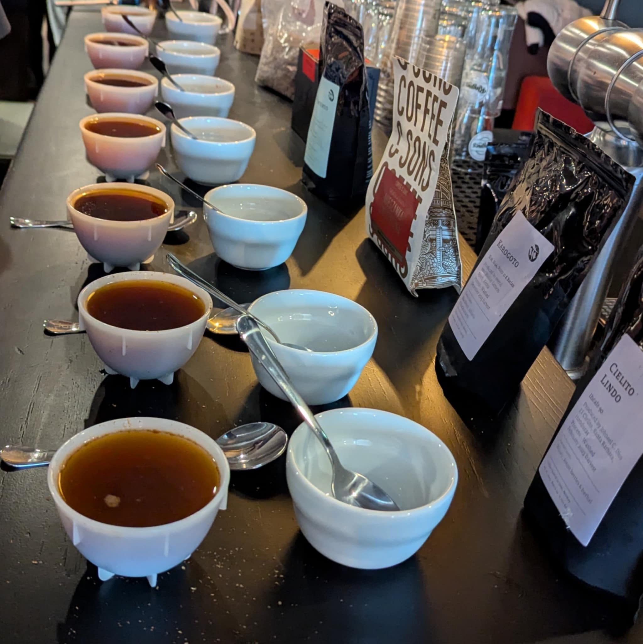 viser kaffekopper på rad og rekke.