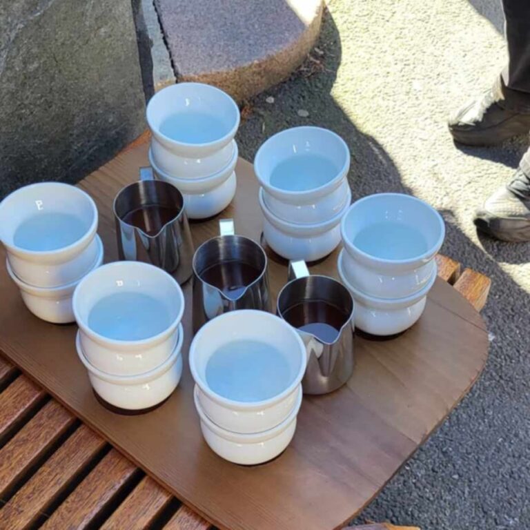 bilde som viser kaffekopper og metallmugger.