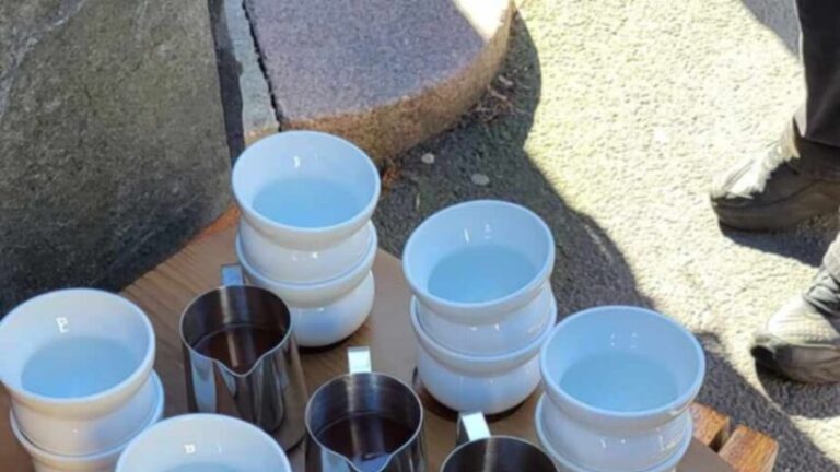 bilde som viser kaffekopper og metallmugger.
