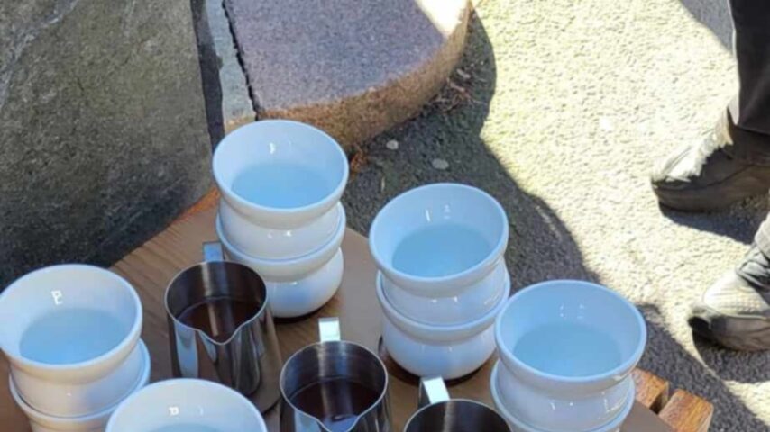bilde som viser kaffekopper og metallmugger.